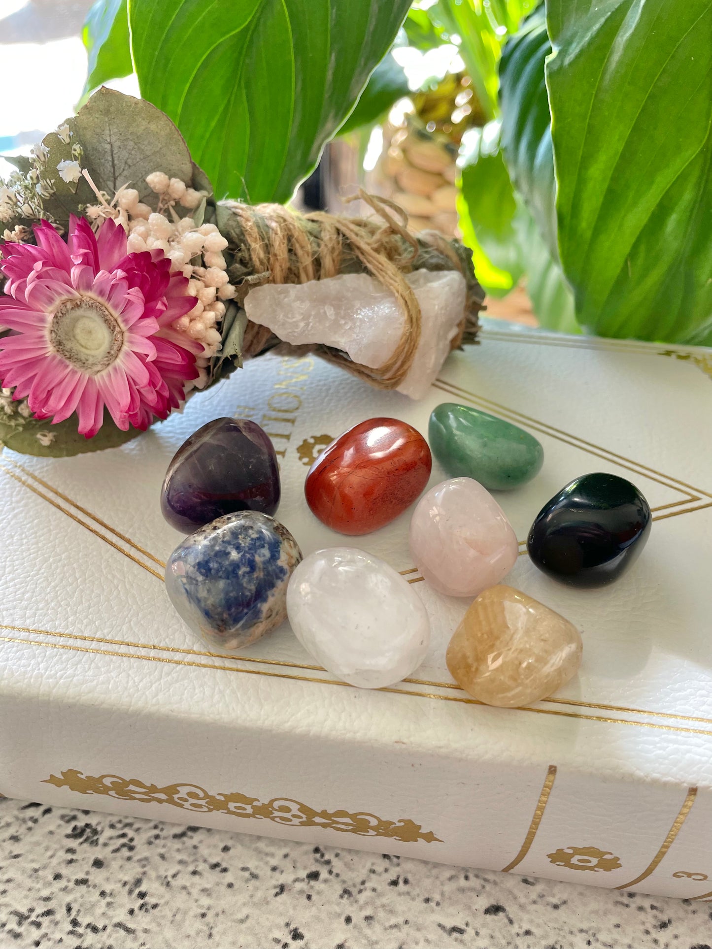 EIGHT ESSENTIAL CRYSTALS Healing Pouch©️